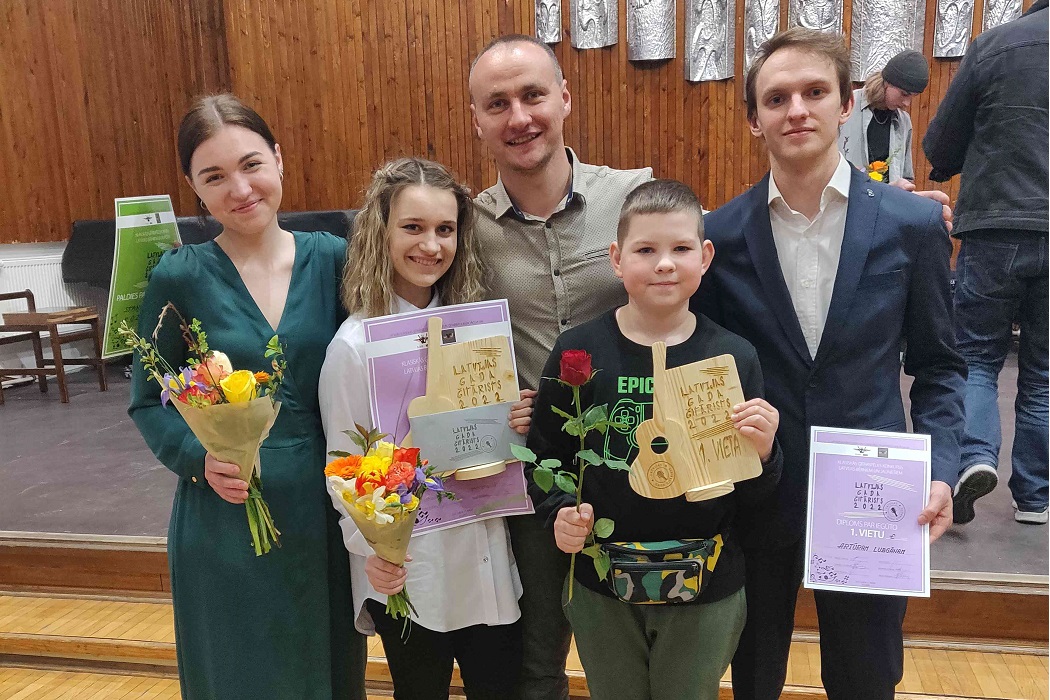 konkursa Latvijas Gada ģitārists 2022 dalībnieki ar pedagogu